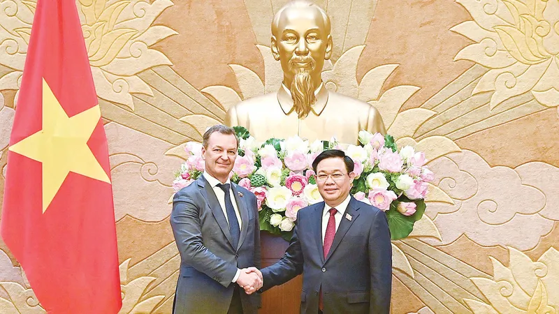 Chủ tịch Quốc hội Vương Đình Huệ tiếp ông Andrey Vladimirovich Yatskin. Ảnh: VIẾT CHUNG