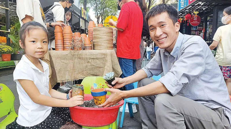 Bùi Hoàng Huy hướng dẫn trồng cây cho một em nhỏ tại chương trình “Khu vườn ước mơ”