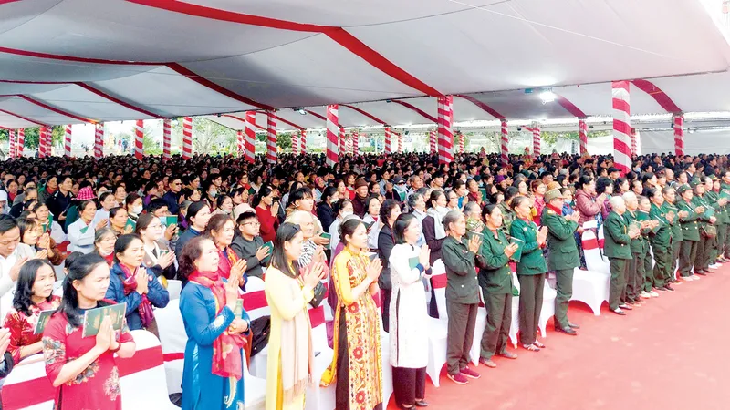 Các đại biểu, tăng ni phật tử và bà con nhân dân tham dự lễ cầu quốc thái dân an