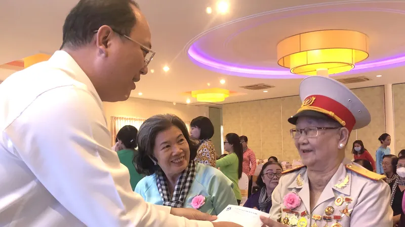 Phó Bí thư Thành ủy TPHCM Nguyễn Hồ Hải thăm hỏi, tặng quà các dì, các cô là nhân chứng lịch sử
