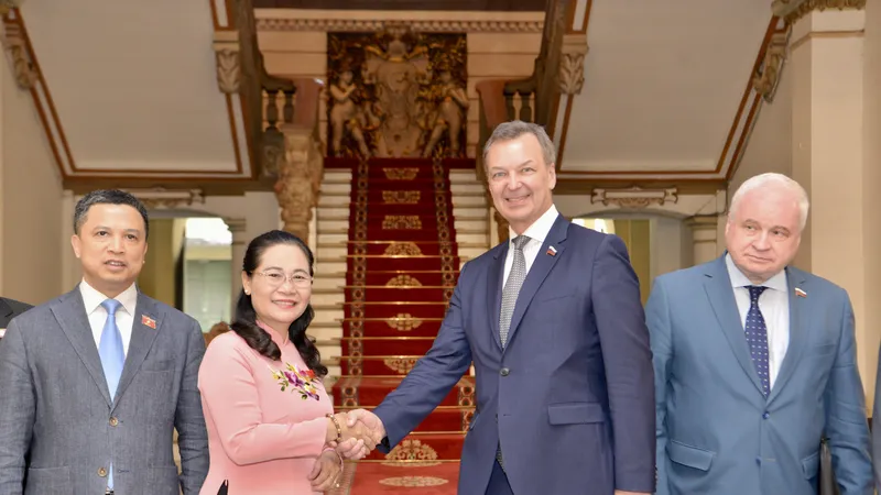 Bà Nguyễn Thị Lệ, Chủ tịch HĐND TPHCM tiếp ông Andrei Vladimirovich Yatskin, Phó Chủ tịch thứ nhất Hội đồng Liên bang Nga. Ảnh: CAO THĂNG