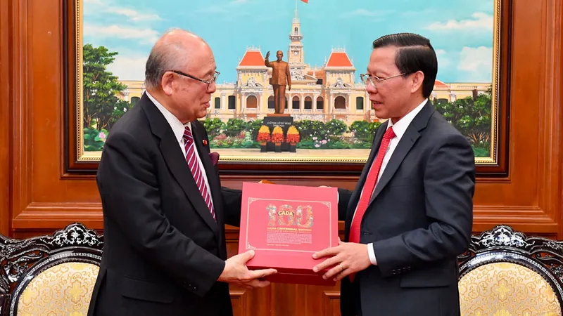 Chủ tịch UBND TPHCM Phan Văn Mãi tặng quà ông Takebe Tsutomu, Cố vấn đặc biệt Liên minh Nghị sĩ Hữu nghị Nhật - Việt. Ảnh: VIỆT DŨNG
