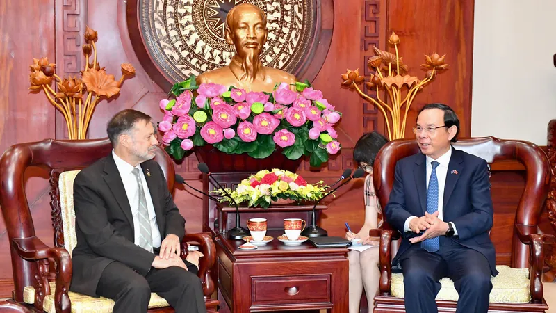 Bí thư Thành ủy TPHCM Nguyễn Văn Nên tiếp Đại sứ Andrew Goledzinowski. Ảnh: VIỆT DŨNG 