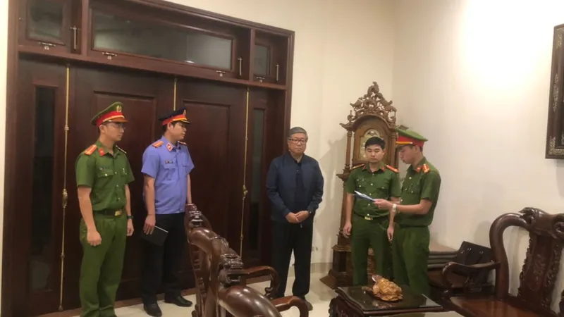 Cảnh sát đọc lệnh bắt tạm giam bị can Đoàn Quang Vinh tối 23-2