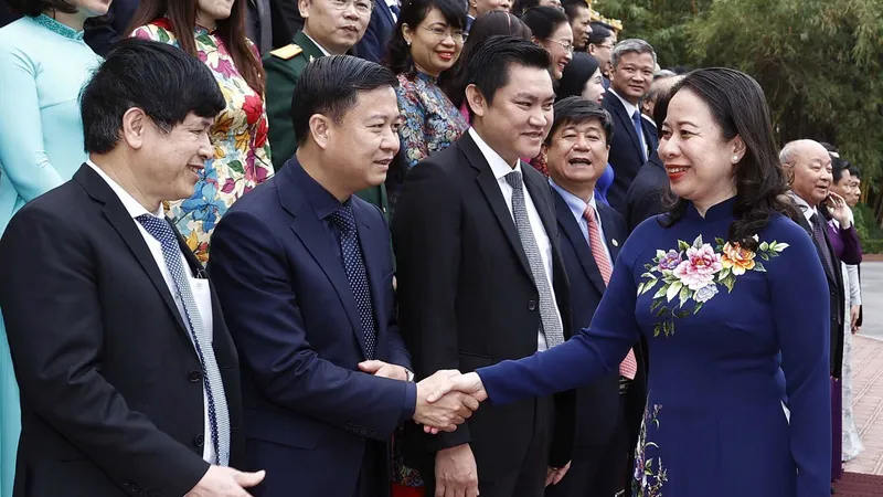 Quyền Chủ tịch nước Võ Thị Ánh Xuân với các thầy thuốc, cán bộ y tế tiêu biểu toàn quốc. Ảnh: TTXVN