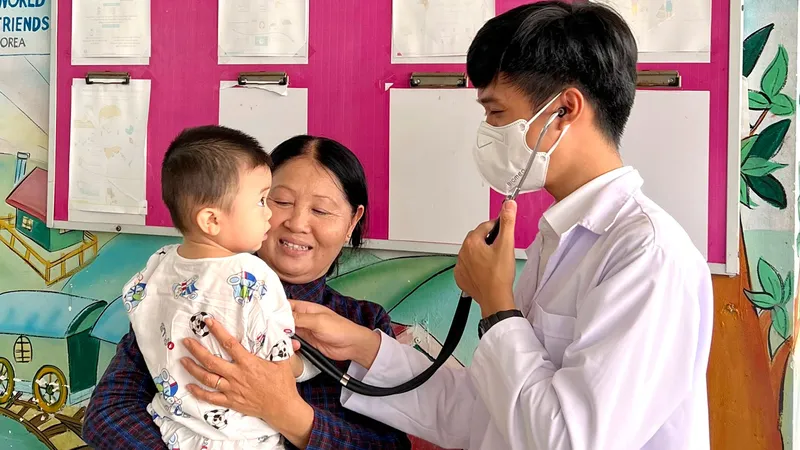 Bác sĩ trẻ Tạ Minh Tùng thăm khám cho trẻ em