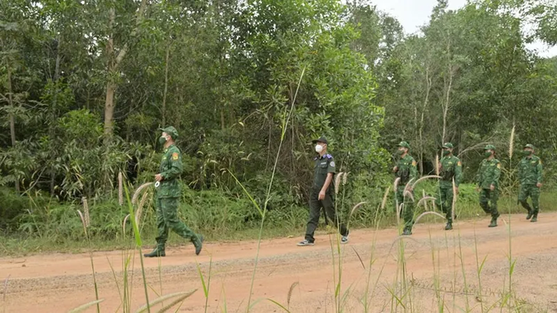 Chiến sĩ Bộ đội Biên phòng ở Phú Quốc (tỉnh Kiên Giang) tuần tra phòng chống cháy rừng. Ảnh: QUỐC BÌNH
