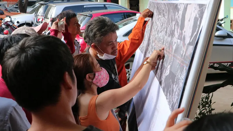 Người dân phường Phước Tân (TP Biên Hòa) tìm hiểu thông tin dự án đường cao tốc Biên Hòa - Vũng Tàu