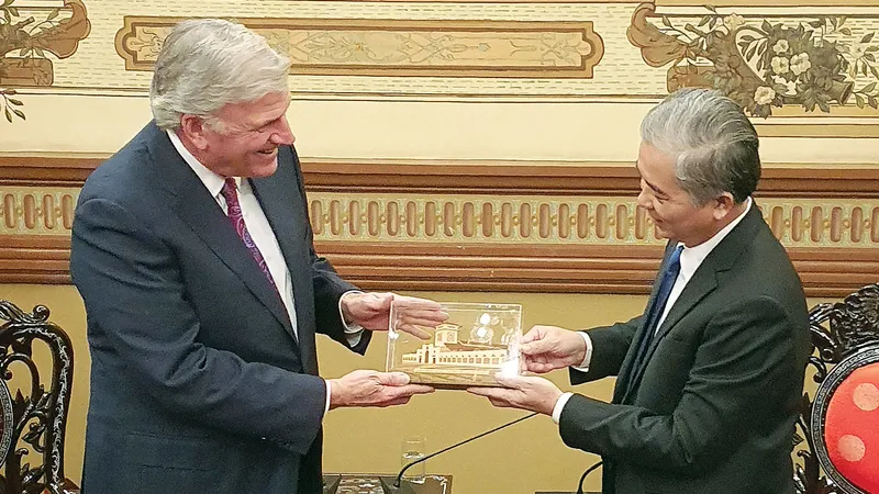 Phó Chủ tịch UBND TPHCM Ngô Minh Châu tặng quà lưu niệm Mục sư William Franklin Graham III