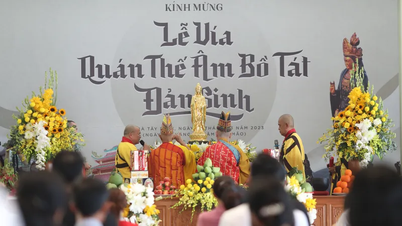 Lễ vía Quán Thế Âm Bồ Tát hút hàng ngàn Phật tử thập phương đến núi Bà Đen