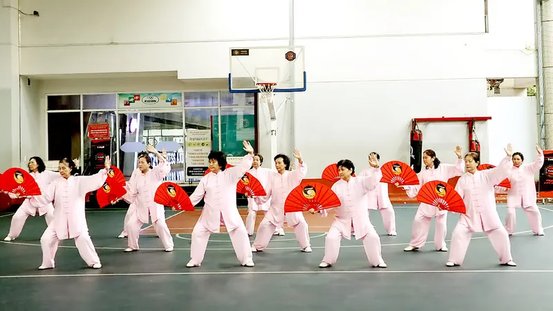 Phong trào tập luyện thể dục dưỡng sinh tại TPHCM thu hút rất đông người cao tuổi tham gia