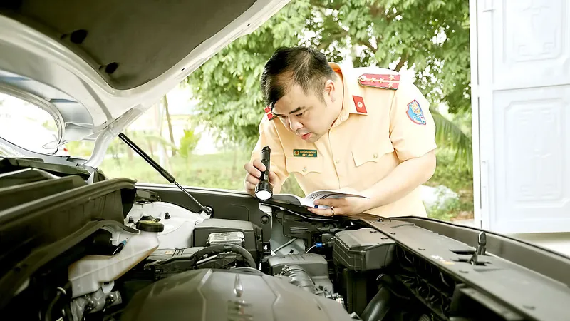 Lực lượng cảnh sát giao thông bắt đầu hỗ trợ công tác đăng kiểm tại Hà Nội và TPHCM. Ảnh: GIA KHÁNH