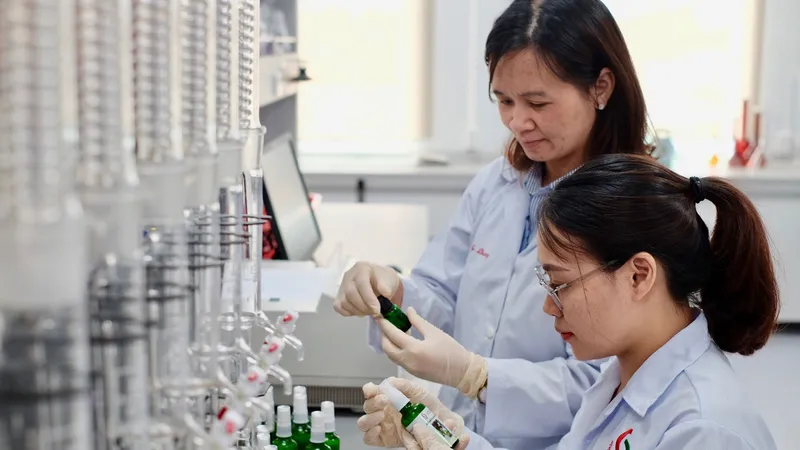 Nghiên cứu, thử nghiệm chế phẩm sinh học tại Trung tâm Công nghệ sinh học TPHCM Ảnh: ĐĂNG QUÂN