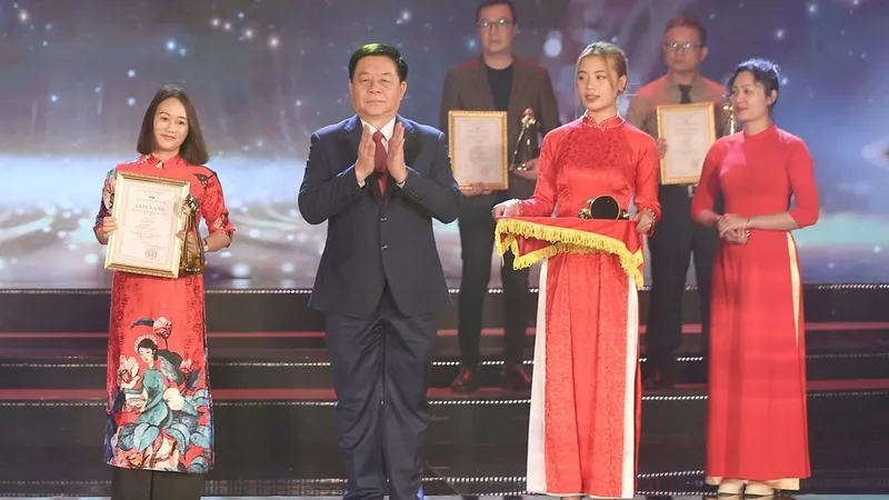 Trưởng Ban Tuyên giáo Trung ương Nguyễn Trọng Nghĩa trao giải vàng hạng mục phim tài liệu trong lễ bế mạc và trao giải Liên hoan Truyền hình toàn quốc lần thứ 41