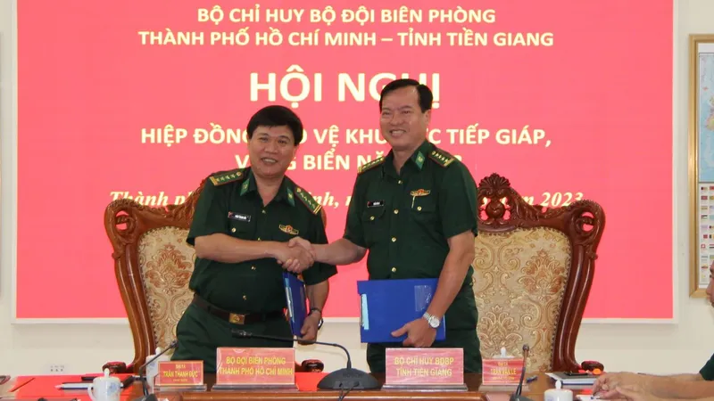Đại tá Trần Thanh Đức và Đại tá Trần Văn Le tại lễ ký kết. Ảnh: TRẦN YÊN 