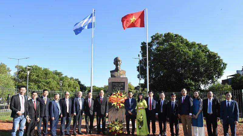 Đoàn đại biểu TPHCM dâng hoa tượng đài Chủ tịch Hồ Chí Minh tại Thủ đô Buenos Aires (Argentina). Ảnh: VIỆT DŨNG 