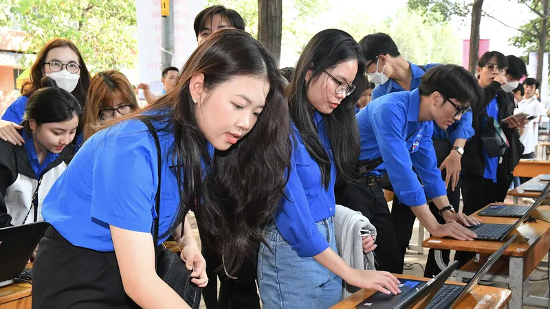 Tìm hiểu các hoạt động Tháng Thanh niên trên không gian mạng. Ảnh: VIỆT DŨNG