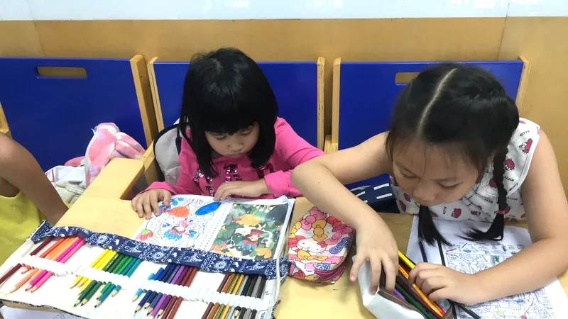 Các bạn nhỏ vẽ tranh tặng mẹ. Ảnh: NGÂN HÀ