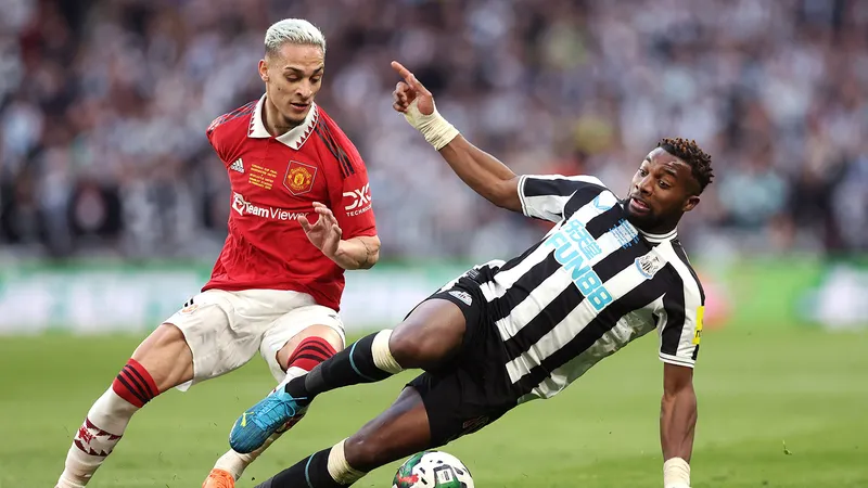 Man.United (trái) sẽ gặp khó khăn trước hàng phòng ngự tốt nhất giải của Newcastle (phải)