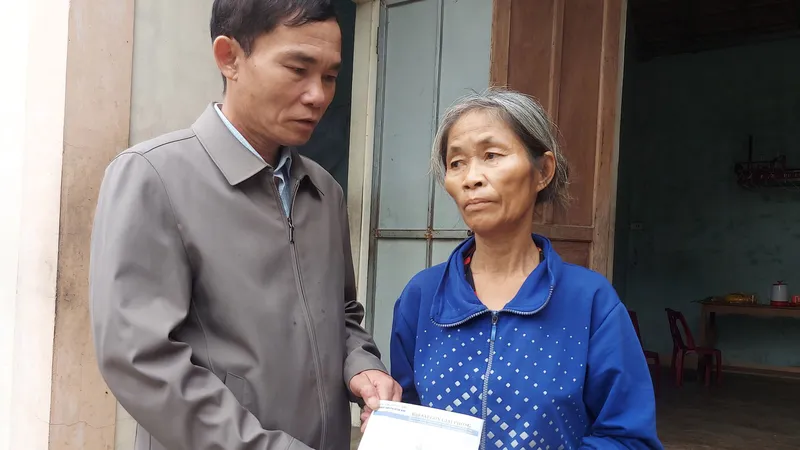 Bà Lê Thị Tẻo nhận tiền hỗ trợ của bạn đọc Báo SGGP
