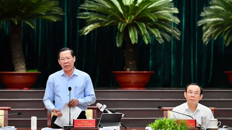 Chủ tịch UBND TPHCM Phan Văn Mãi báo cáo tình hình kinh tế - xã hội TPHCM quý 1-2023 và các nhóm nhiệm vụ giải pháp của UBND TPHCM trong thời gian tới. Ảnh: VIỆT DŨNG 