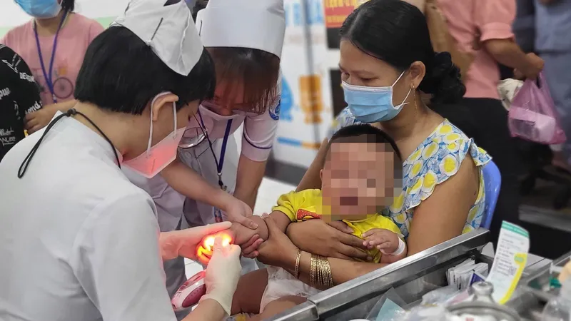 Bác sĩ Bệnh viện Nhi đồng 1 (TPHCM) thăm khám cho bệnh nhi mắc bệnh hô hấp. Ảnh: THÀNH SƠN