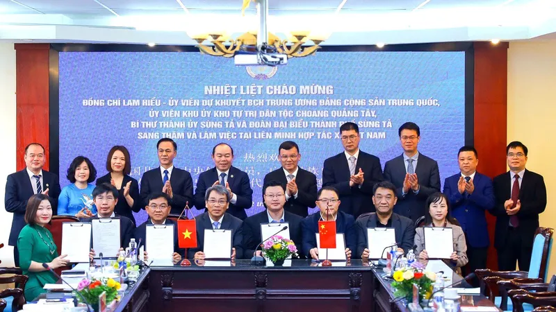 Đại diện Saigon Co.op ký kết giao thương với các HTX của TP Sùng Tả, tỉnh Quảng Tây, Trung Quốc