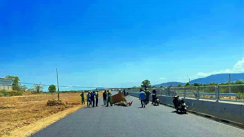 Một vụ tai nạn chết người trên đường cao tốc Vĩnh Hảo - Phan Thiết đang thi công. Nguồn: PLO