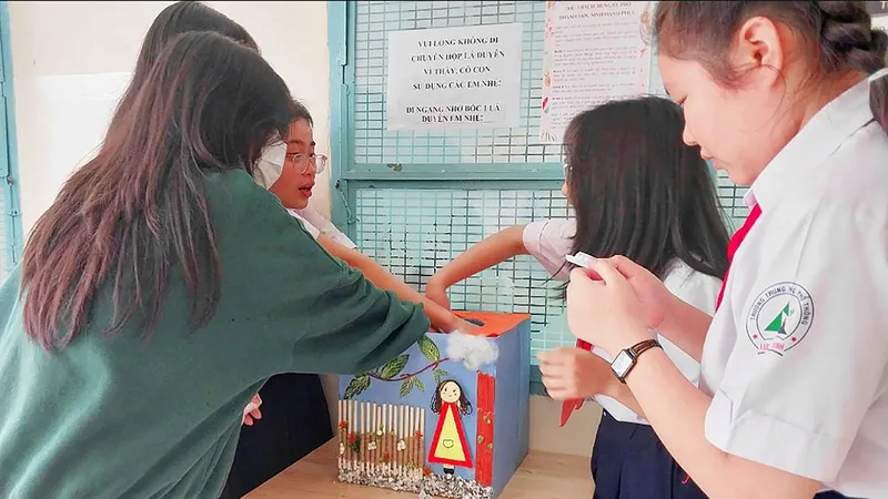 Học sinh Trường THPT Lương Thế Vinh (quận 1, TPHCM) bốc lá thăm thực hiện thử thách 30 ngày để hạnh phúc