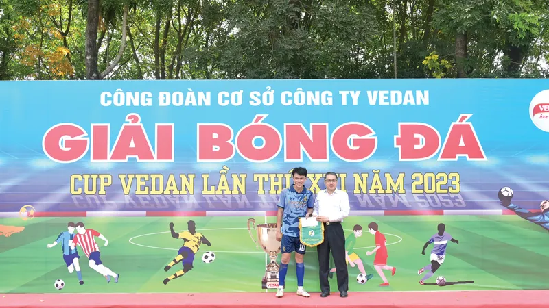 Ông Ni Chih Hao - Tổng Giám đốc Công ty CPHH Vedan Việt Nam trao giải cầu thủ xuất sắc nhất mùa giải