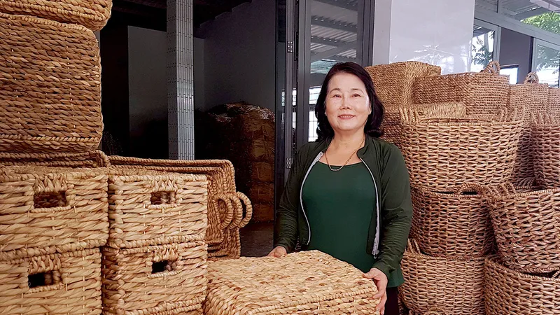 Chị Lê Thị Trinh (ấp 1, xã Tân Hưng, huyện Cái Bè, Tiền Giang) gần 30 năm gắn bó với nghề đan lục bình