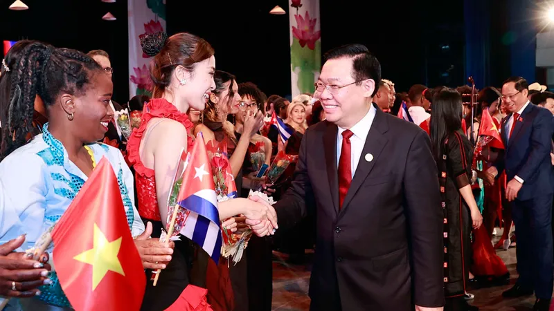 Chủ tịch Quốc hội Vương Đình Huệ với các nghệ sĩ tham gia biểu diễn trong chương trình nghệ thuật đặc biệt. Ảnh: TTXVN