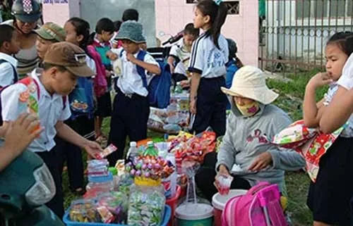 Bảo vệ trẻ em trước những nguy hiểm bên ngoài cổng trường