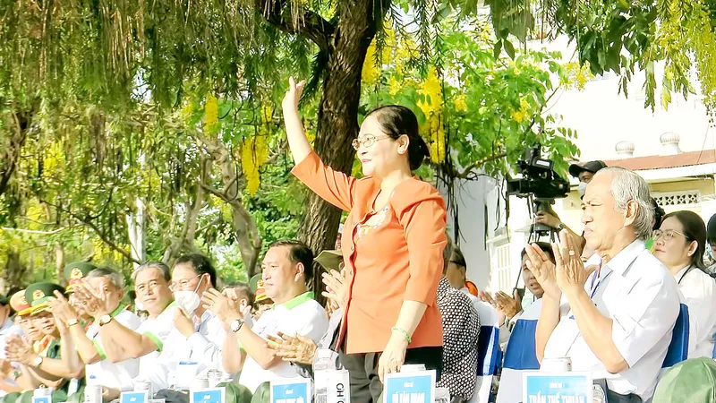 Phó Bí thư Thành ủy, Chủ tịch HĐND TPHCM Nguyễn Thị Lệ tham dự lễ hội đua ghe ngo tại TPHCM. Ảnh: MINH HIỆP