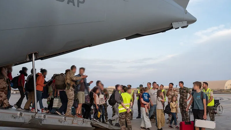 Các công dân nước ngoài sơ tán tránh chiến sự tại Sudan đáp máy bay tại căn cứ không quân Pháp ở Khartoum trong hành trình tới CH Djibouti, ngày 23-4-2023. Nguồn: TTXVN