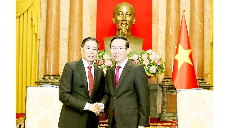Chủ tịch nước Võ Văn Thưởng tiếp Chủ tịch Ủy ban Trung ương Mặt trận Lào xây dựng đất nước Sinlavong Khoutphaythoune. Ảnh: VIẾT CHUNG
