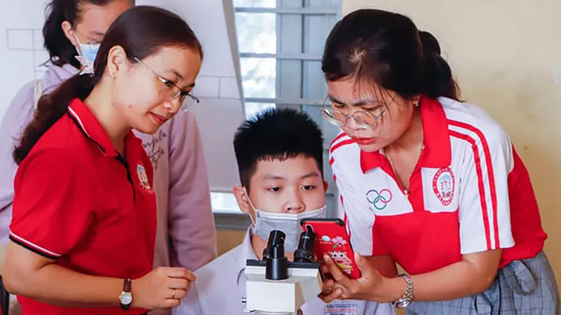 Học sinh lớp 9 tìm hiểu môi trường học tập tại Trường THPT Đào Sơn Tây (TP Thủ Đức, TPHCM)