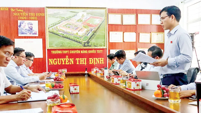 Ban VH-XH HĐND TPHCM làm việc với Trường THPT Chuyên năng khiếu TDTT Nguyễn Thị Định. Ảnh: NGUYỄN ANH