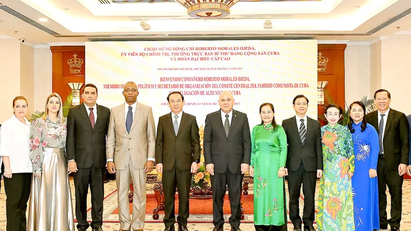 Bí thư Thành ủy TPHCM Nguyễn Văn Nên cùng các đồng chí lãnh đạo TPHCM tiếp đồng chí Roberto Morales Ojeda và các thành viên đoàn đại biểu cấp cao Đảng Cộng sản Cuba. Ảnh: VIỆT DŨNG 
