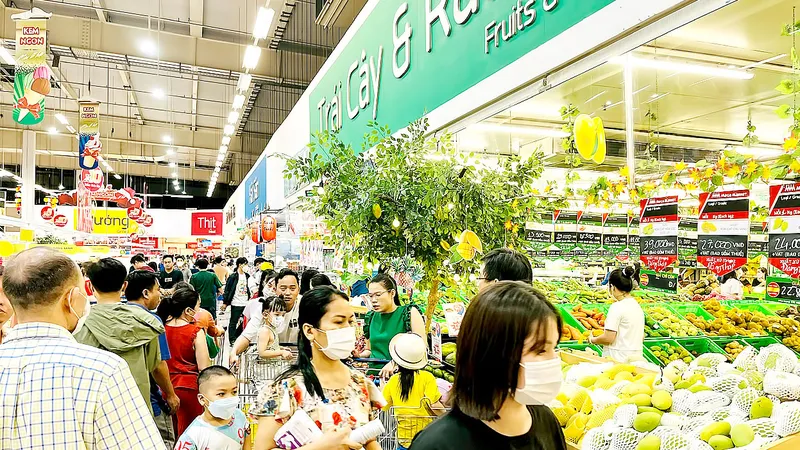 Người dân tham quan, mua sắm tại một siêu thị ở TPHCM