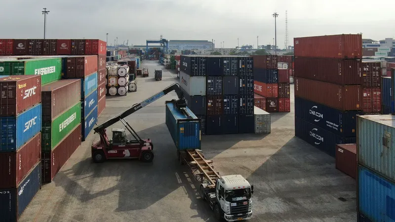 Vận chuyển container hàng hóa bằng đường bộ vẫn là lựa chọn ưu tiên của các doanh nghiệp. Ảnh chụp tại Cảng Cát Lái (TPHCM). Ảnh: HOÀNG HÙNG