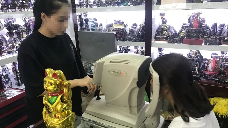 Kỹ thuật viên đo độ cận của mắt cho khách hàng tại một cửa hàng kính thuốc ở TPHCM. Ảnh: HOÀNG HÙNG