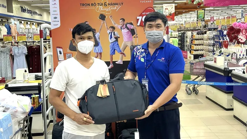 Khách hàng thích thú với chương trình Tích tem đổi quà 