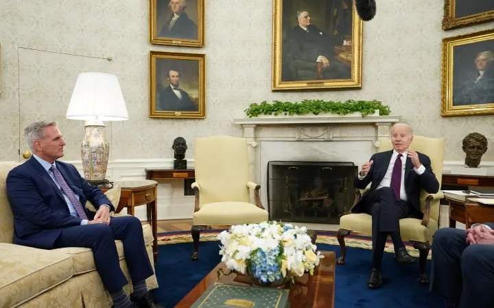 Tổng thống Mỹ Joe Biden (bên phải) trong cuộc gặp với Chủ tịch Hạ viện Kevin McCarthy về giới hạn nợ tại Phòng Bầu dục ở Nhà Trắng hôm 9-5. Ảnh: REUTERS 