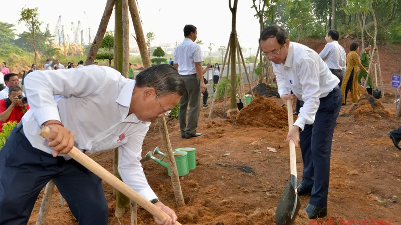 Bí thư Thành ủy TPHCM Nguyễn Văn Nên tham gia trồng cây tại Công viên Lịch sử - Văn hóa Dân tộc. Ảnh: CAO THĂNG