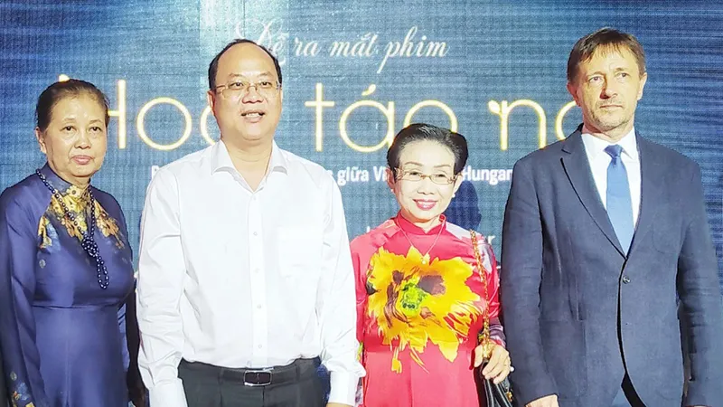 Phó Bí thư Thành ủy TPHCM Nguyễn Hồ Hải và Đại sứ Hungary Baloghdi Tibor (bìa phải) tham dự buổi công chiếu phim Hoa táo nở
