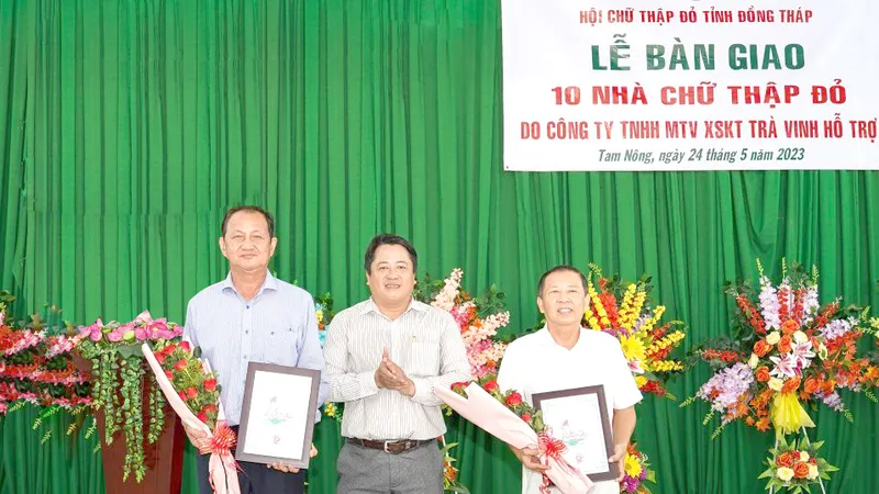 Công ty TNHH MTV XSKT tỉnh Trà Vinh trao tặng 10 căn nhà Chữ thập đỏ tại xã Phú Thành A, huyện Tam Nông, Đồng Tháp