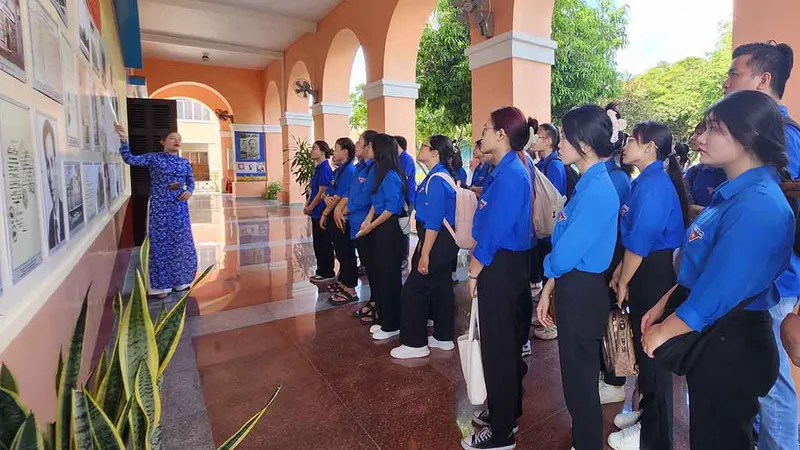 Bảo tàng Hồ Chí Minh - Chi nhánh TPHCM được nhiều bạn trẻ đến tham quan, học tập 