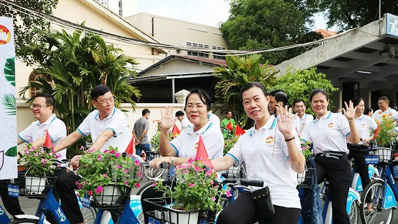 Tham gia đoàn diễu hành xe đạp Chương trình “Vì Bình Thạnh màu xanh”. Nguồn: HCMCPV. ORG.VN 