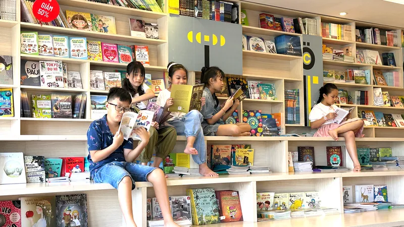 Vào hè, thiếu nhi lại đến đọc sách tại Trung tâm Sách Kim Đồng 